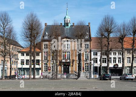 Maaseik, Limburg, Belgio - 04 12 2022 - terrazze ed edifici storici nella vecchia piazza del mercato Foto Stock