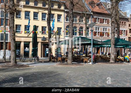 Maaseik, Limburg, Belgio - 04 12 2022 - terrazze ed edifici storici nella vecchia piazza del mercato Foto Stock