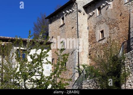 Rocca Calascio, borgo medievale in cima alla montagna con il Castello di Rocca Calascio. Situato all'interno del Parco Nazionale del Gran Sasso. Abruzzo - Italia Foto Stock