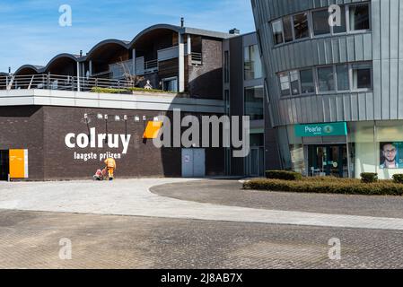 Maaseik, Limburg, Belgio - 04 12 2022 - il negozio di alimentari Colruyt General e la catena Pearl Foto Stock