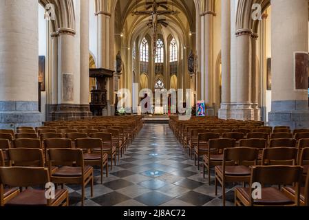 Hasselt, Limburg, Belgio - 04 12 2022 - Interior design gotico della Cattedrale di Saint Quentin Foto Stock