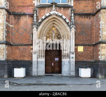 Hasselt, Limburg, Belgio - 04 12 2022 - ingresso e facciata della cattedrale di Saint Quentin Foto Stock