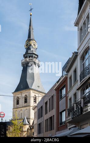 Hasselt, Limburg, Belgio - 04 12 2022 - Torre storica della chiesa nella vecchia piazza del mercato Foto Stock