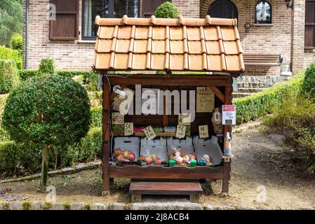 Meldert, Limburg, Belgio - 11 04 2022 - piccola bancarella di frutta e verdura in una casa residenziale Foto Stock