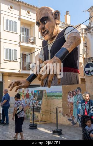 Manacor, Spagna; maggio 14 2022: Scultura gigante di un personaggio folk racconto della cultura maiorca, chiamato rondalles, situato nella strada, come parte del Foto Stock