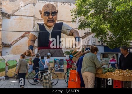 Manacor, Spagna; maggio 14 2022: Scultura gigante di un personaggio folk racconto della cultura maiorca, chiamato rondalles, situato nella strada, come parte del Foto Stock