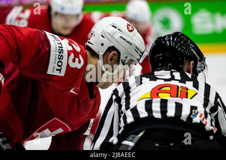 Helsinki, Finlandia. 14th maggio 2022. Team Swiss #23 Faceoff © IIHF2022 durante il Campionato del mondo - Svizzera vs Italia, Hockey su ghiaccio a Helsinki, Finlandia, Maggio 14 2022 Credit: Independent Photo Agency/Alamy Live News Foto Stock