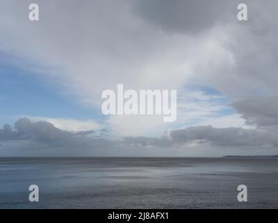 Tempo variabile. Mare e orizzonte con cielo interessante e suggestivo. Foto Stock
