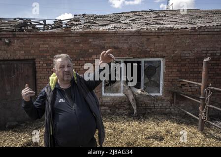 Vilhivka, Ucraina. 14th maggio 2022. Oleksandr Novikov, 58 anni, parla delle sue esperienze dopo che i russi hanno abbattuto la sua fattoria uccidendo 80 mucche e maiali nella sua fattoria ad est di Kharkiv a Vilhivka, Ucraina, sabato 14 maggio 2022. Le forze russe si stanno ritirando dalla città Ucraina settentrionale, precedentemente occupata, di Kharkiv, i funzionari militari hanno dichiarato sabato, mentre Kyiv ha lanciato una controffensiva nella vicina città di Izium. Foto di Ken Cedeno/UPI Credit: UPI/Alamy Live News Foto Stock