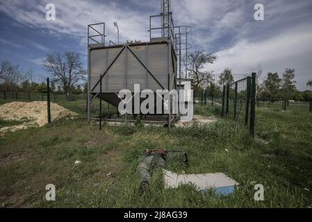 Vilhivka, Ucraina. 14th maggio 2022. Un soldato russo morto si trova nell'erba di Vilhivka, Ucraina, sabato 14 maggio 2022. Vilhivka è stato liberato all'inizio di aprile. Le forze russe si stanno ritirando dalla città Ucraina settentrionale, precedentemente occupata, di Kharkiv, i funzionari militari hanno dichiarato sabato, mentre Kyiv ha lanciato una controffensiva nella vicina città di Izium. Foto di Ken Cedeno/UPI Credit: UPI/Alamy Live News Foto Stock