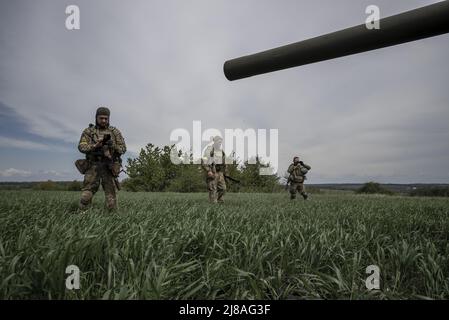 Vilhivka, Ucraina. 14th maggio 2022. I soldati ucraini arrivano sulla scena di un Pion ucraino distrutto 2S7 (Peony), carro armato che giace in un campo da russo sgusciando la notte prima ad est di Kharkiv a Vilhivka, Ucraina, sabato 14 maggio 2022. Le forze russe si stanno ritirando dalla città Ucraina settentrionale, precedentemente occupata, di Kharkiv, i funzionari militari hanno dichiarato sabato, mentre Kyiv ha lanciato una controffensiva nella vicina città di Izium. Foto di Ken Cedeno/UPI Credit: UPI/Alamy Live News Foto Stock