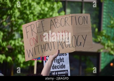 Londra, Inghilterra, Regno Unito. 14th maggio 2022. Un manifestante ha un segno che recita 'aborto libero su richiesta senza scuse' fuori dall'Ambasciata degli Stati Uniti. I manifestanti pro-Choice si sono arroccati presso l’Ambasciata americana a Londra quando emerge che Roe contro Wade potrebbe essere rovesciato, spianando la strada al divieto degli aborti in gran parte degli Stati Uniti. (Credit Image: © Vuk Valcic/ZUMA Press Wire) Foto Stock