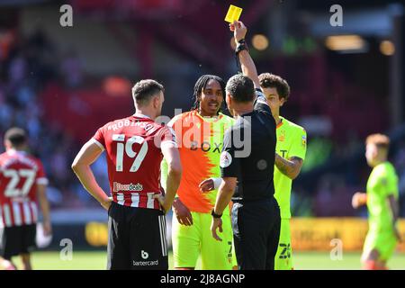 SHEFFIELD, REGNO UNITO. MAGGIO 14th Referee, Andre Marriner mostra una carta gialla per comportamento non sportivo a Djed Spence di Nottingham Forest e Jack Robinson di Sheffield United durante il Campionato Sky Bet Play-Off semi-finale 1st tratta tra Sheffield United e Nottingham Forest a Bramall Lane, Sheffield Sabato 14th maggio 2022. (Credit: Jon Hobley | MI News) Credit: MI News & Sport /Alamy Live News Foto Stock