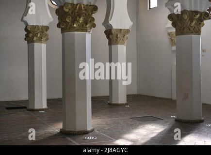 Spagna, Castiglia-la Mancha, Toledo. Sinagoga di Santa Maria la Blanca. Nel 1180 la comunità ebraica di Toledo finanziò la costruzione della chiesa in stile Mudejar, opera realizzata da costruttori musulmani. Navata con le sue colonne ottagonali e capitelli con ornamento geometrico. Foto Stock