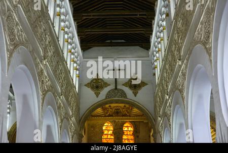 Spagna, Castiglia-la Mancha, Toledo. Sinagoga di Santa Maria la Blanca. Nel 1180 la comunità ebraica di Toledo finanziò la costruzione della chiesa in stile Mudejar, opera realizzata da costruttori musulmani. Vista della navata centrale. Foto Stock