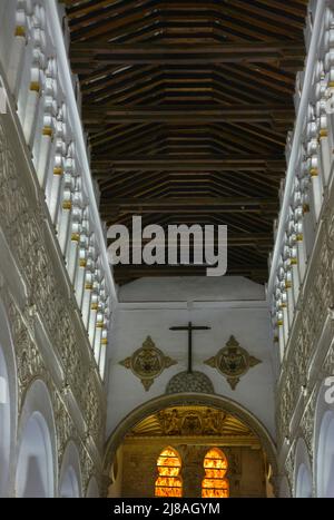 Spagna, Castiglia-la Mancha, Toledo. Sinagoga di Santa Maria la Blanca. Nel 1180 la comunità ebraica di Toledo finanziò la costruzione della chiesa in stile Mudejar, opera realizzata da costruttori musulmani. Vista della navata centrale. Foto Stock