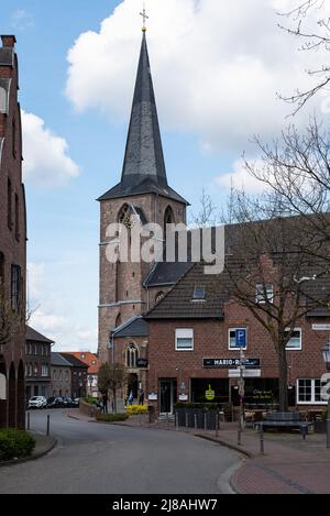 Waldfeucht, renania settentrionale-vestfalia, Germania - 04 20 2022 - Piazza del mercato antico del villaggio e della chiesa cattolica Foto Stock