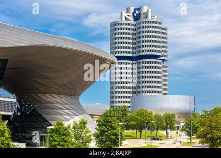 Monaco di Baviera - 2 agosto 2019: Il museo BMW e la sede centrale mondiale o l'edificio BMW a quattro cilindri a Monaco di Baviera, Germania. E' un punto di riferimento della citta'. Monaco di Baviera Foto Stock