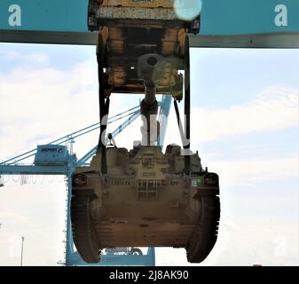 Una linea di howitzer semovente dell'esercito degli Stati Uniti M109 Paladin con il 1st Battaglione, 214th reggimento di artiglieria di campo, 648th brigata di miglioramento di manovra, è sollevata su una nave di carico, 10 maggio 2021, a Jacksonville, Florida. L'armatura viene spedita in Africa per l'esercizio del Leone africano. Foto Stock