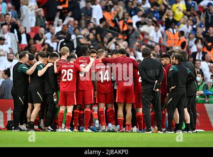 Londra, Regno Unito. 14th maggio 2022. La squadra di Liverpool si accenna prima delle penalità durante la partita finale di fa Cup tra Chelsea e Liverpool al Wembley Stadium il 14th 2022 maggio a Londra, Inghilterra. (Foto di Garry Bowden/phcimages.com) Credit: PHC Images/Alamy Live News Foto Stock
