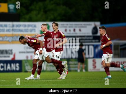 Ali Koiki (a sinistra) di Northampton Town celebra il primo gol del gioco del suo lato durante la partita della semifinale, prima tappa della Sky Bet League due al One Call Stadium di Mansfield. Data foto: Sabato 14 maggio 2022. Foto Stock