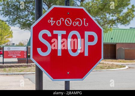 Tahlequah, Oklahoma - un segnale di stop in inglese e Cherokee nella città nord-orientale dell'Oklahoma, dove ha sede la nazione Cherokee. Foto Stock