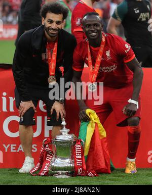 Londra, Inghilterra, 14th maggio 2022. Mohamed Salah e Sadio Mané di Liverpool con la fa Cup dopo che la sua squadra vinse la partita Emirates fa Cup al Wembley Stadium di Londra. Il credito d'immagine dovrebbe leggere: Paul Terry / Sportimage Foto Stock