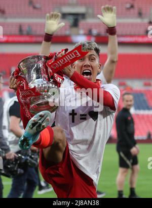 Londra, Inghilterra, 14th maggio 2022. Roberto Firmino di Liverpool con la fa Cup dopo la sua squadra vince la partita Emirates fa Cup al Wembley Stadium di Londra. Il credito d'immagine dovrebbe leggere: Paul Terry / Sportimage Foto Stock
