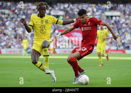 Londra, Regno Unito. 14th maggio 2022. Trevoh Chalobah di Chelsea e Luis Diaz di Liverpool sfidano la palla durante la partita di Emirates fa Cup al Wembley Stadium di Londra. Il credito dovrebbe leggere: Paul Terry/Sportimage Credit: Sportimage/Alamy Live News Foto Stock