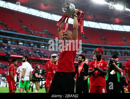 14th maggio 2022; Wembley Stadium, Londra Inghilterra; fa Cup Final, Chelsea Versus Liverpool: Fabinho di Liverpool solleva il Trofeo fa Cup con i suoi compagni di squadra dopo aver battuto Chelsea con un colpo di rigore Foto Stock