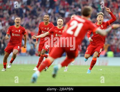 Londra, Regno Unito. 14th maggio 2022. (L-R) Thiago Alcántara, Joel MATIP, Diogo Jota e Roberto Firmino di Liverpool celebrano come Kostas Tsimikas di Liverpool segna la penalità vincente durante la partita di Emirates fa Cup al Wembley Stadium di Londra. Il credito dovrebbe leggere: Paul Terry/Sportimage Credit: Sportimage/Alamy Live News Foto Stock