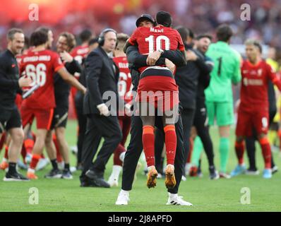 Londra, Regno Unito. 14th maggio 2022. Sadio Mané di Liverpool e Jurgen Klopp, responsabile di Liverpool festeggiano dopo la partita della Emirates fa Cup al Wembley Stadium di Londra. Il credito dovrebbe leggere: Paul Terry/Sportimage Credit: Sportimage/Alamy Live News Foto Stock