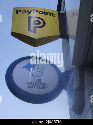 Cartelli per il minimarket locale Foto Stock
