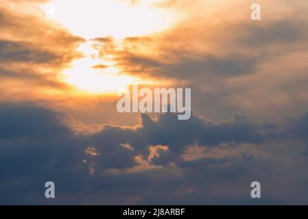 Splendido tramonto colorato skyscape con drammatica nuvole Foto Stock