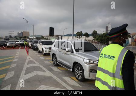 Nairobi, Kenya. 14th maggio 2022. I veicoli sono visti durante le prove sulla superstrada di Nairobi, Kenya, il 14 maggio 2022. Il Kenya sabato ha iniziato il processo sulla superstrada di Nairobi costruita dai cinesi prima della sua messa in funzione nelle prossime settimane. Credit: Fred Mutune/Xinhua/Alamy Live News Foto Stock