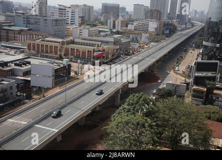 Nairobi. 14th maggio 2022. Foto scattata il 14 maggio 2022 mostra una sezione della superstrada di Nairobi a Nairobi, Kenya. Il Kenya sabato ha iniziato il processo sulla superstrada di Nairobi costruita dai cinesi prima della sua messa in funzione nelle prossime settimane. Credit: Fred Mutune/Xinhua/Alamy Live News Foto Stock