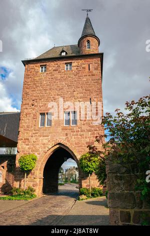 Porta della città 'Zülpicher Tor' nella città vecchia di Nideggen, nello stato Renania settentrionale-Vestfalia, Germania. Foto Stock