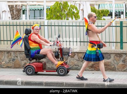 Maspalomas, Gran Canaria, Isole Canarie, Spagna, 14th maggio 2022. I festaioli si sono goduti la parata di Maspalomas Pride del 2022 a Gran Canaria, una delle più grandi d'Europa. Si prevede che circa 80.000 persone prenderanno parte all'evento. Credit: Alan Dawson/Alamy Live News Foto Stock