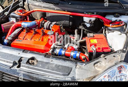 Samara, Russia - 8 maggio 2022: Motore auto sintonizzato di Lada 2170 Priora veicolo, sotto il cofano di un veicolo Foto Stock