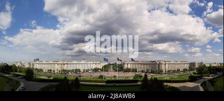 Bucarest, Romania - 11 maggio 2022: Vista panoramica lungo Freedom Boulevard, progettato e costruito durante il regime comunista. Foto Stock