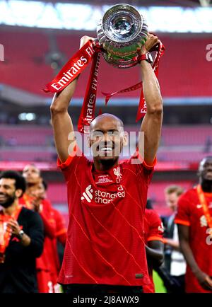 Il Fabinho di Liverpool festeggia con il trofeo dopo aver vinto la finale della Emirates fa Cup al Wembley Stadium di Londra. Data foto: Sabato 14 maggio 2022. Foto Stock
