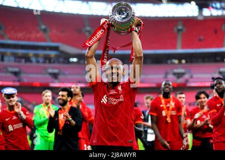 Il Fabinho di Liverpool festeggia con il trofeo dopo aver vinto la finale della Emirates fa Cup al Wembley Stadium di Londra. Data foto: Sabato 14 maggio 2022. Foto Stock