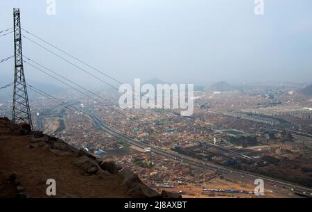 Lima, Perù; 09092012: Vista panoramica di Lima da Cerro San Cristobal, a 850 m. Torre della trasmissione elettrica Foto Stock