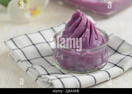 Pasta di yam viola dolce in una ciotola di vetro Foto Stock