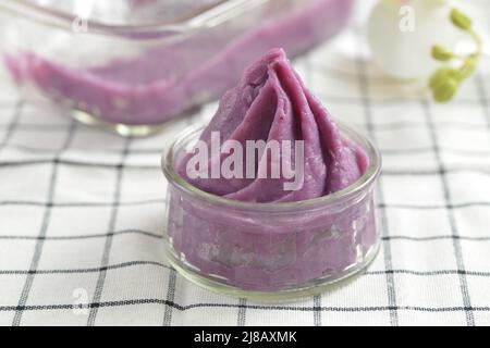 Pasta di yam viola dolce in una ciotola di vetro Foto Stock