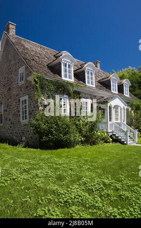 Old 1798 Simon Fraser House facciata con giardino paesaggistico in estate, Ste-Anne-de-Bellevue, Montreal, Quebec, Canada. Foto Stock