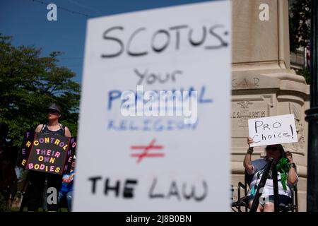 Bloomington, Stati Uniti. 14th maggio 2022. Un manifestante tiene un cartello che esprime la sua opinione durante una marcia delle donne per chiedere un accesso sicuro e legale all'aborto. Un progetto di parere trapelato ha indicato che la Corte Suprema degli Stati Uniti rovescerà Roe. v. Wade in giugno. Roe ha detto che la costituzione garantisce il diritto di una persona ad un aborto. Credit: SOPA Images Limited/Alamy Live News Foto Stock
