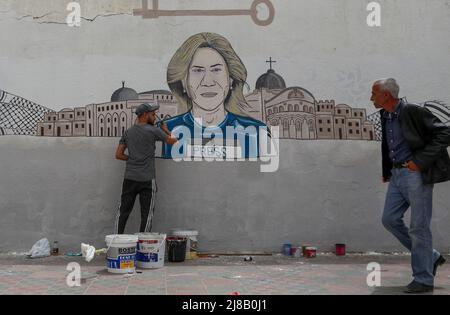 Gaza. 14th maggio 2022. Un artista palestinese dipinge un murale in onore del giornalista al-Jazeera Shireen Abu Akleh, ucciso mentre copriva scontri nella Cisgiordania occupata, nella striscia meridionale di Gaza, Khan Younis, il 14 maggio 2022. Credit: Yasser Qudih/Xinhua/Alamy Live News Foto Stock