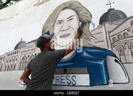 Gaza. 14th maggio 2022. Un artista palestinese dipinge un murale in onore del giornalista al-Jazeera Shireen Abu Akleh, ucciso mentre copriva scontri nella Cisgiordania occupata, nella striscia meridionale di Gaza, Khan Younis, il 14 maggio 2022. Credit: Yasser Qudih/Xinhua/Alamy Live News Foto Stock