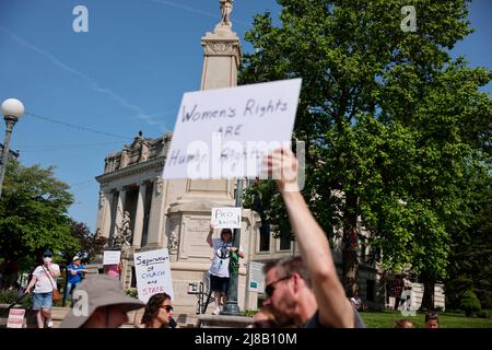 Bloomington, Stati Uniti. 14th maggio 2022. Un manifestante tiene un cartello che esprime la sua opinione durante una marcia delle donne per chiedere un accesso sicuro e legale all'aborto. Un progetto di parere trapelato ha indicato che la Corte Suprema degli Stati Uniti rovescerà Roe. v. Wade in giugno. Roe ha detto che la costituzione garantisce il diritto di una persona ad un aborto. (Foto di Jeremy Hogan/SOPA Images/Sipa USA) Credit: Sipa USA/Alamy Live News Foto Stock